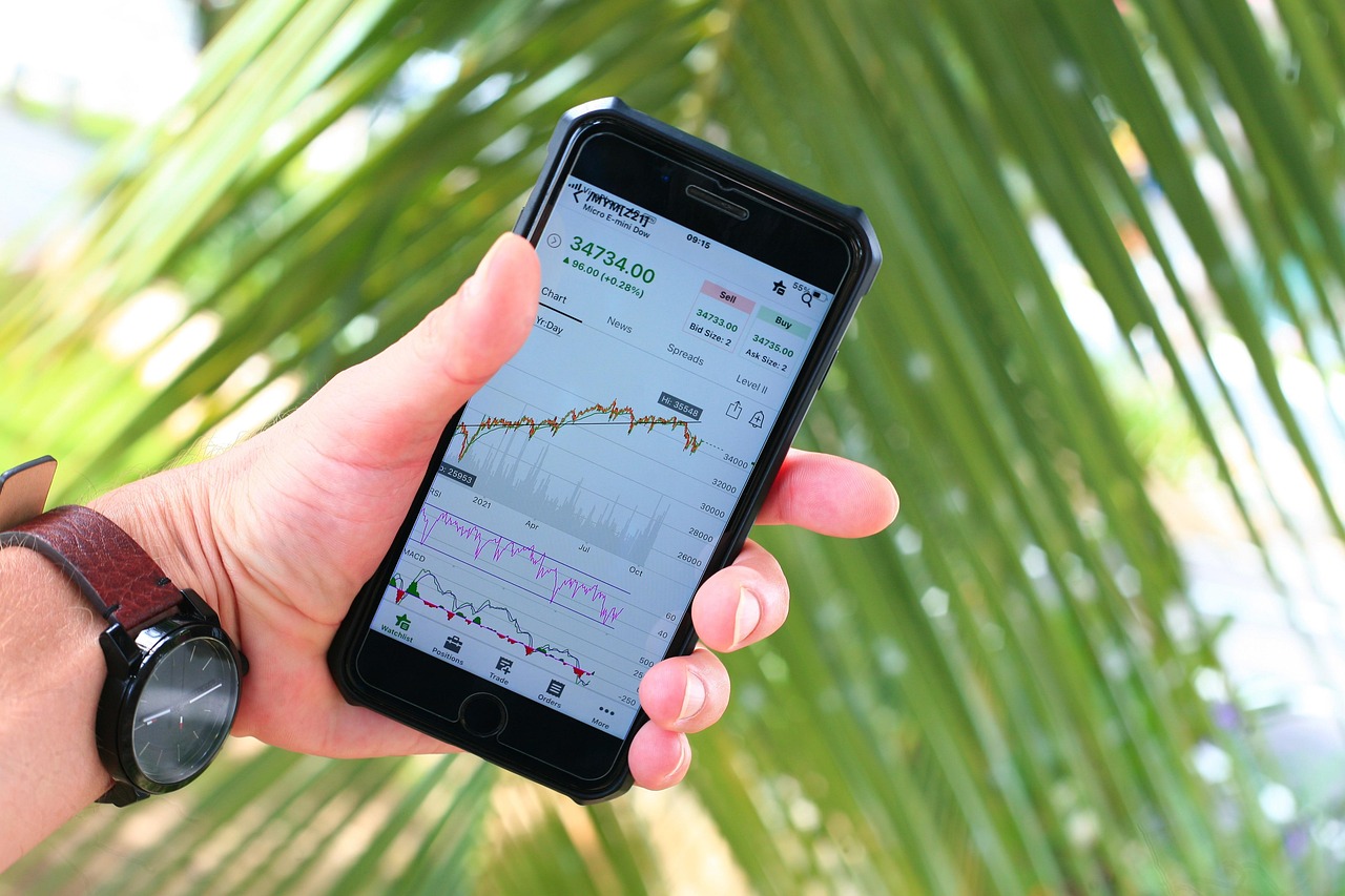 Distribusi mutual information dari 10.000 uji permutasi undian 4D dibandingkan nilai empiris terukur